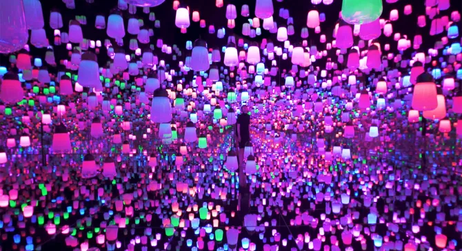 La piéce de la foret de lampes de teamlab borderless