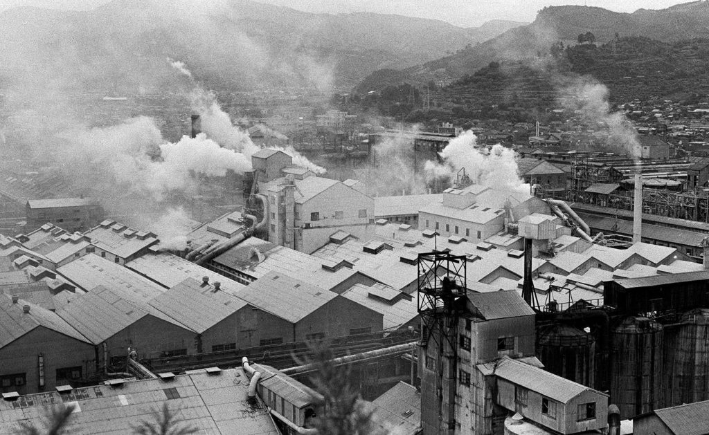 Photographie d'époque des usines de Minamata